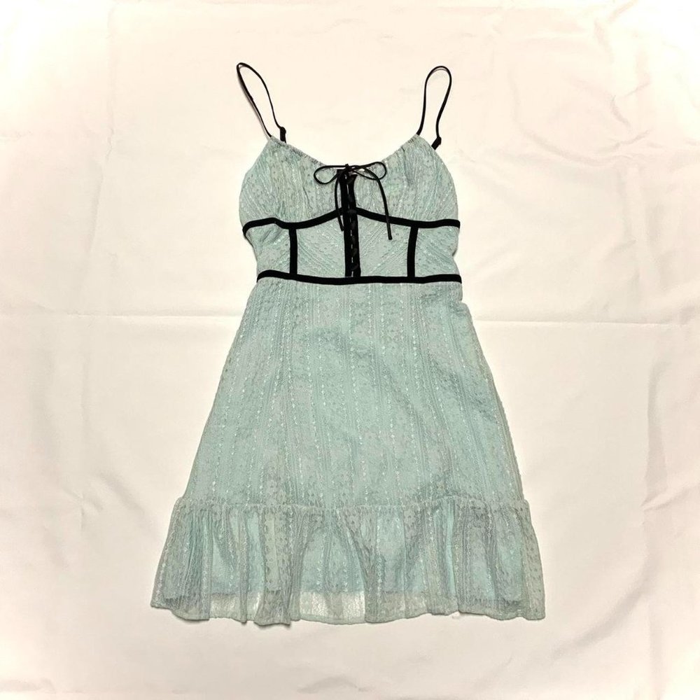 UO Silvana Lace Mini Dress LG size runs small!